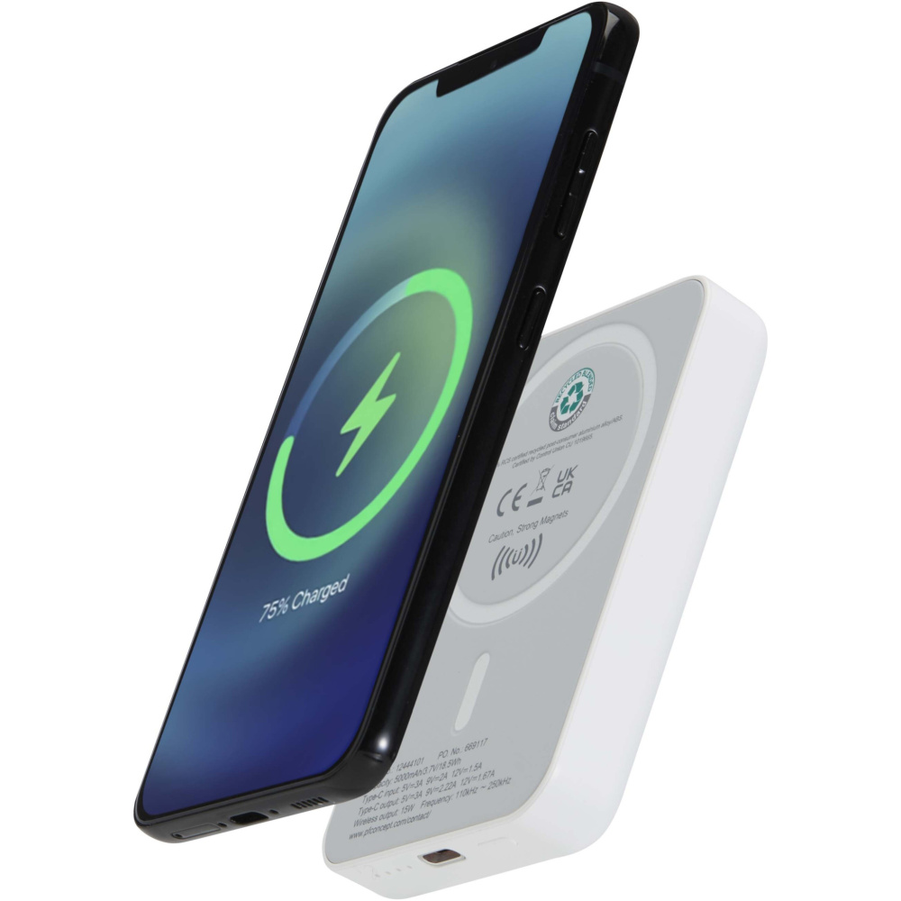 Logotrade biznesa dāvanas foto: Acrab 5000 mAh 15 W magnētiskā bezvadu pārnēsājamā uzlādes ierīce ar 20 W strāvas padevi - izgatavota no pārstrādātas plastmasas